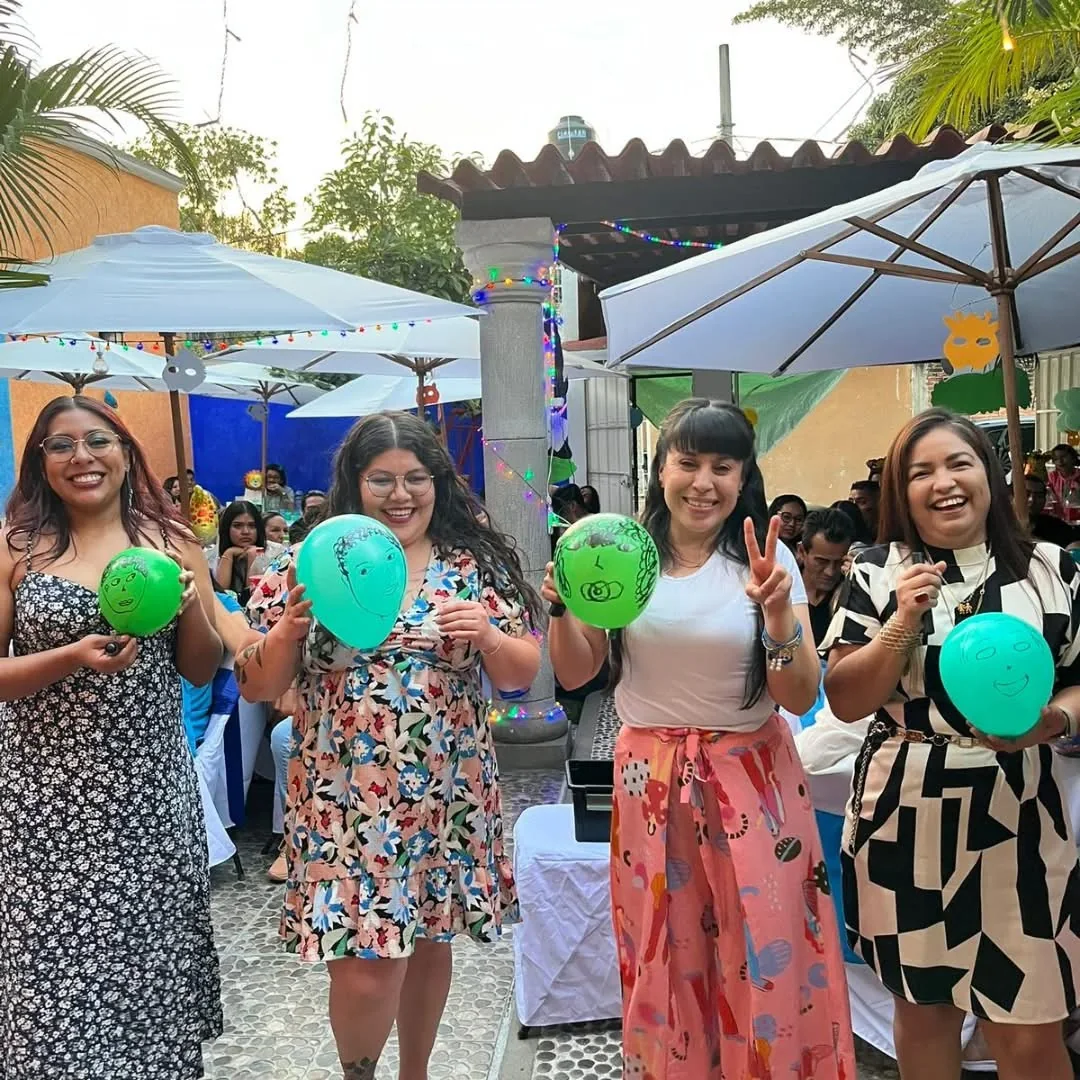 Actividad con globos en evento