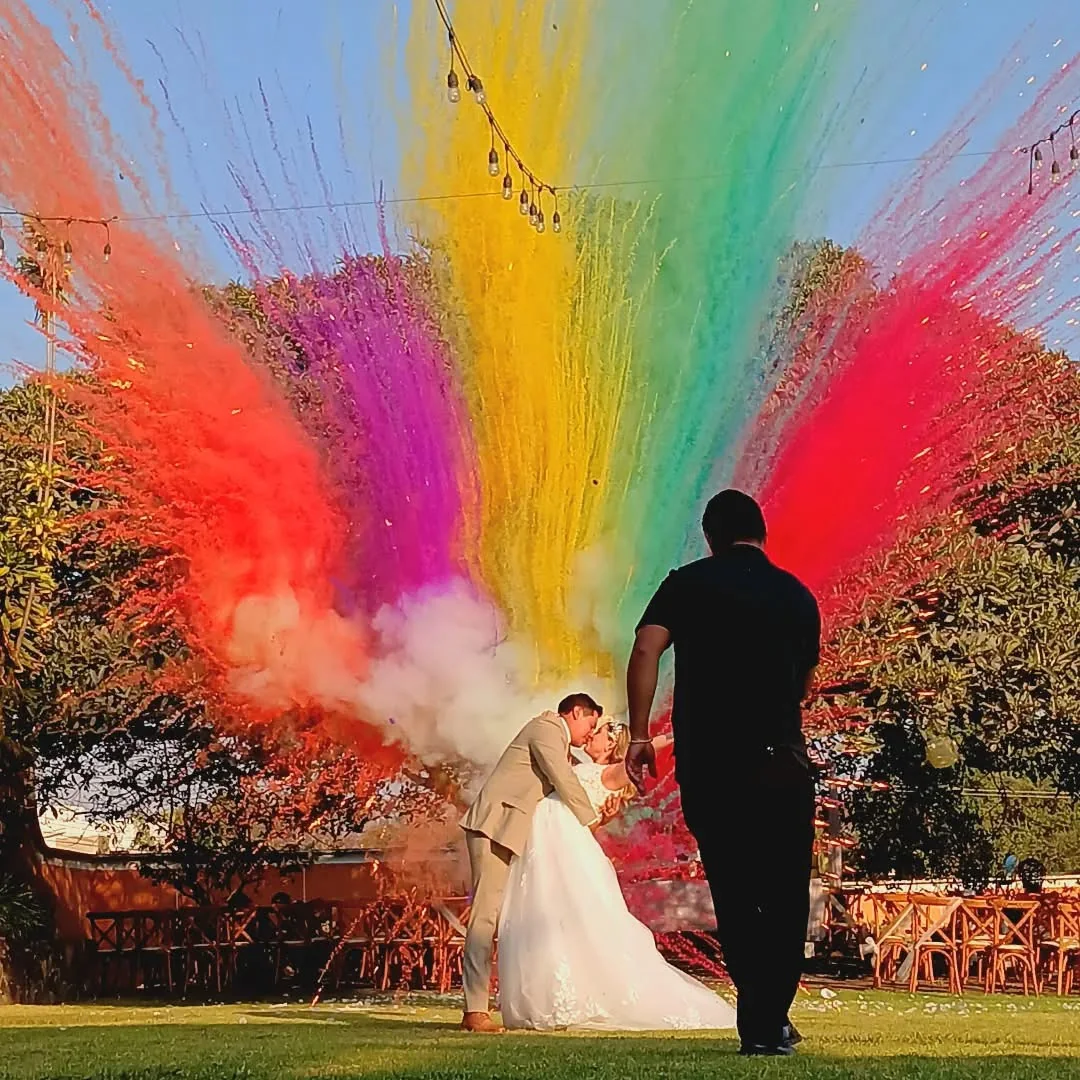 Boda con espectáculo de humo de colores organizado por Atelier Mavi
